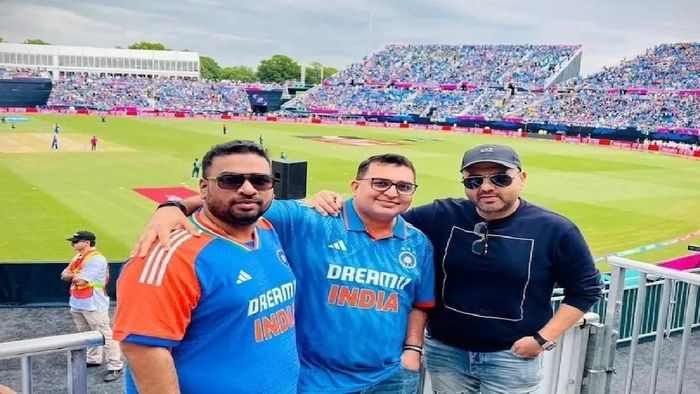 ভারত-পাকিস্তান ম্যাচের পরই হৃদরোগে আক্রান্ত হয়ে মৃত্যু MCA সভাপতির (ছবিতে কালো টি শার্টে)