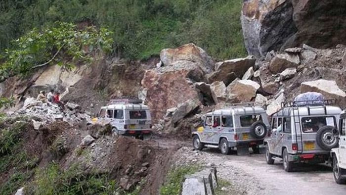 ধসে বন্ধ সড়ক (প্রতীকী ছবি)