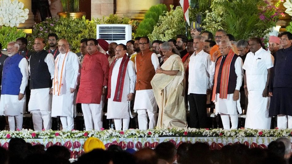 মোদীর ১০০ দিনের বিশেষ অ্যাজেন্ডা, ৩০ জন মন্ত্রী কে কী করবেন? মোদীর ১০০ দিনের বিশেষ অ্যাজেন্ডা, ৩০ জন মন্ত্রী কে কী করবেন?