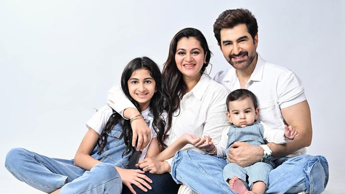 দুই সন্তানের সঙ্গে জিৎ ও মোহনা (ছবি: ফেসবুক)