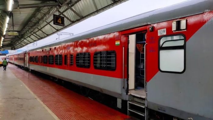 অল্পের জন্য বাঁচল পদাতিক এক্সপ্রেসও