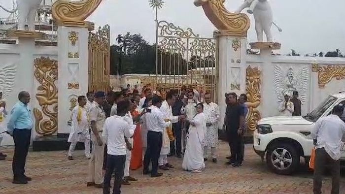 মমতা বন্দ্যোপাধ্যায় ও অনন্ত মহারাজ