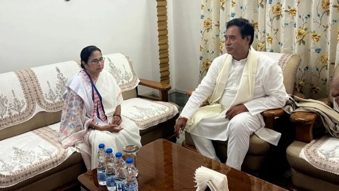 মমতা বন্দ্যোপাধ্যায় এবং অনন্ত মহারাজ।