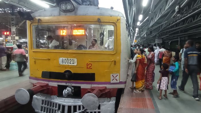 শিয়ালদা ১২ বগির ট্রেন