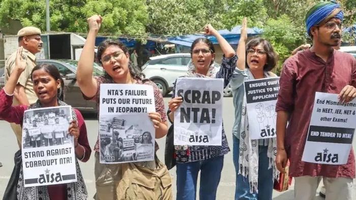 প্রশ্নফাঁস বিতর্কে NTA-র বিরুদ্ধে সরব পড়ুয়ারা।