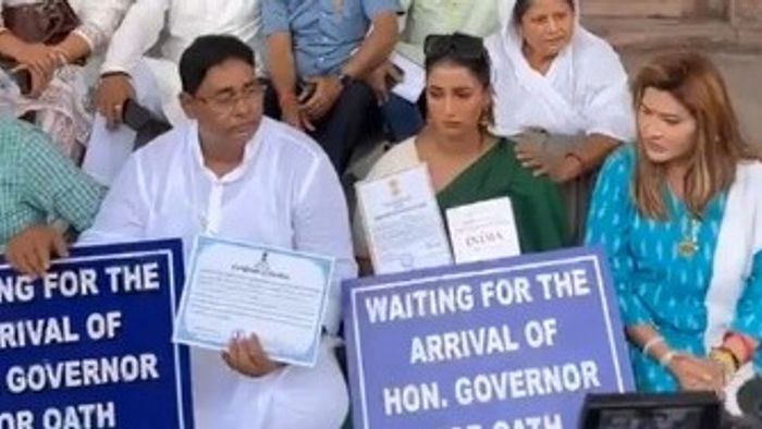 বিধানসভায় ধর্নায় সায়ন্তিকা এবং রায়াত।