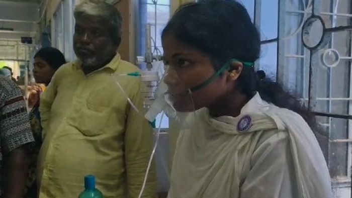 অসুস্থ এক ছাত্রী।