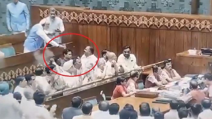 বিরোধীদের দিকে জলের গ্লাস বাড়িয়ে দিলেন PM মোদী