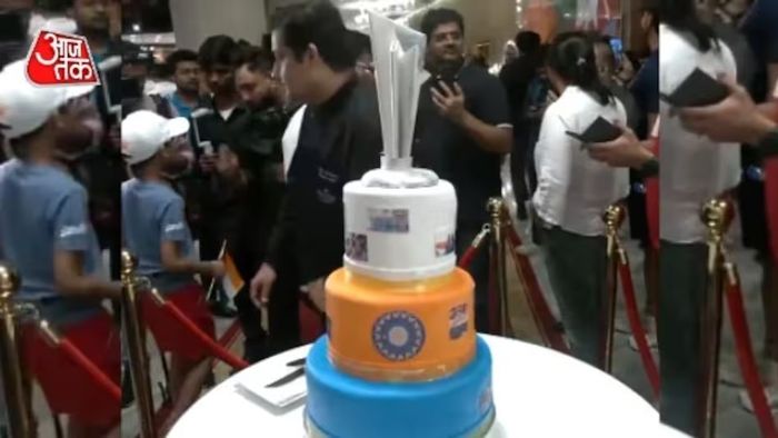 Team India-র জার্সির রঙের কেক, চকোলেটের ট্রফি, ছবি জাতীয় দলকে বিশেষ অভ্যর্থনা দেশে