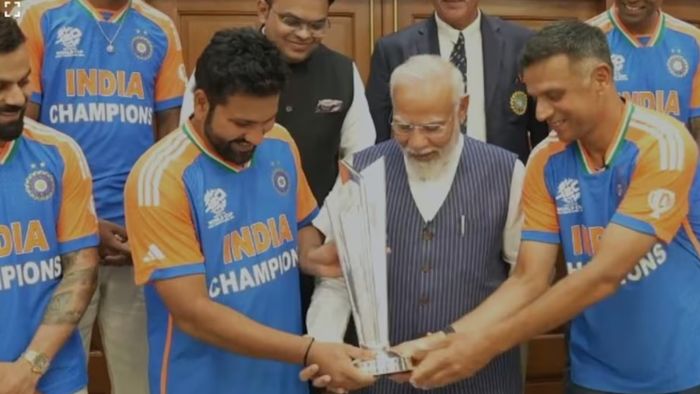 টি২০ ট্রফি হাতে প্রধানমন্ত্রী মোদী