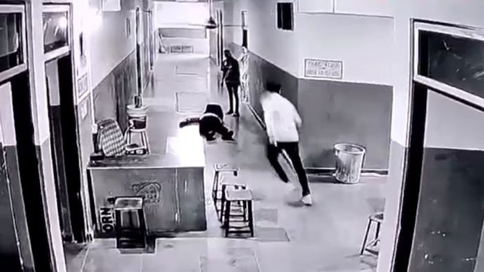 স্কুলের লবিতে হাঁটছিল, হঠাৎ পড়েই মরে গেল দশম শ্রেণির ছাত্র, CCTV-তে বন্দি হল দৃশ্য