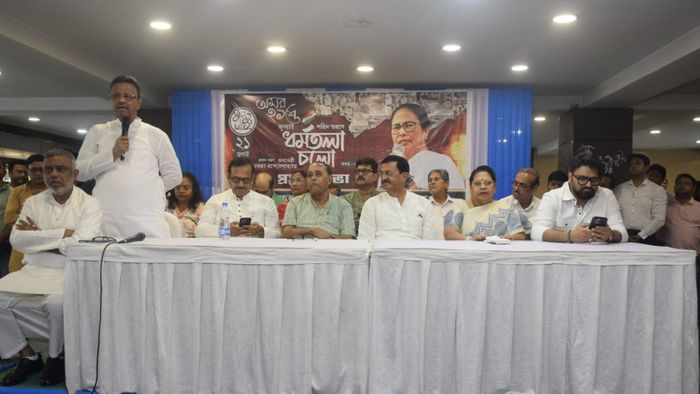 ২১ জুলাই সমাবেশের একাধিক গুরুত্বপূর্ণ বিষয় নিয়ে আলোচনায ফিরহাদ হাকিম। ফাইল ছবি