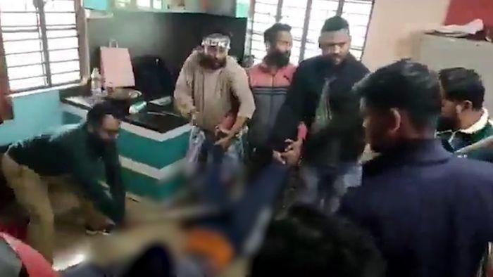 এই ভিডিয়োটি ভাইরাল হয়েছিল। এই ভিডিয়োর সত্যতা যাচাই করেনি bangla.aajtak.in।