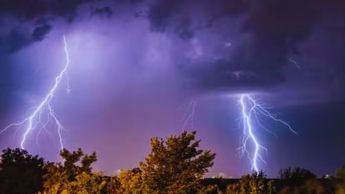 বাজ পড়ে মৃত্যু উত্তরপ্রদেশে।