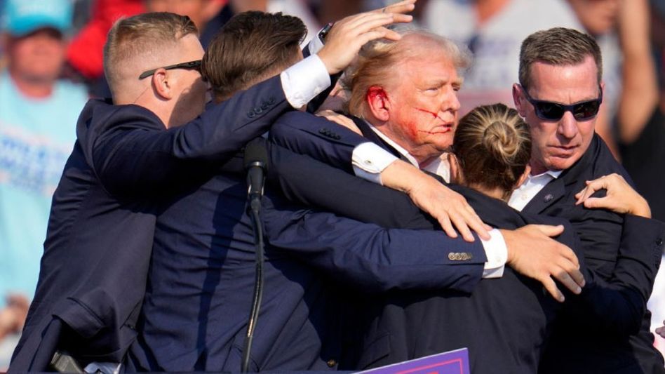 Video: ডোনাল্ড ট্রাম্পের নির্বাচনী সভায় পরপর গুলি, আহত প্রাক্তন US প্রেসিডেন্ট Video: ডোনাল্ড ট্রাম্পের নির্বাচনী সভায় পরপর গুলি, আহত প্রাক্তন US প্রেসিডেন্ট