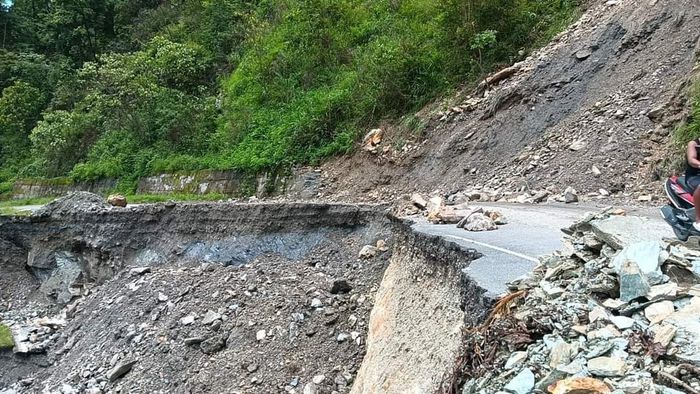 নতুন করে ধসে বিধ্বস্ত রাস্তা