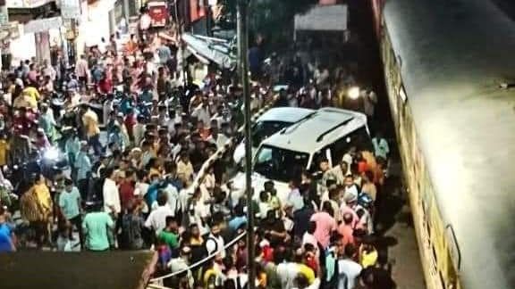 খড়দায় বন্ধ লেভেল ক্রসিংয়ে হাজারদুয়ারি এক্সপ্রেসের সঙ্গে গাড়ির ধাক্কা