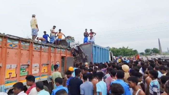 মালদায় ডাম্পারে ট্রাকের ধাক্কায় মৃত ১, পুলিশ-জনতা খণ্ডযুদ্ধ