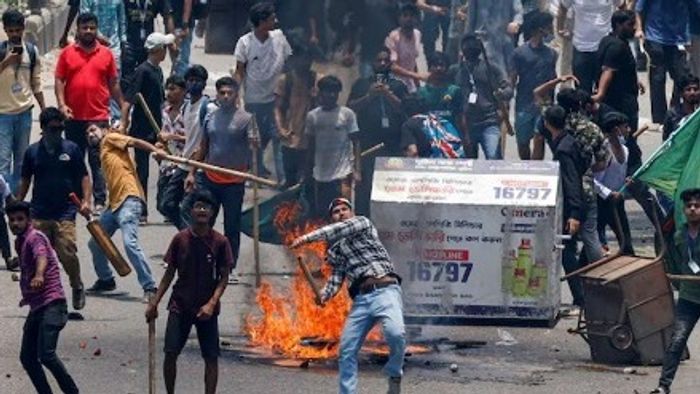 আন্দোলন ঘিরে রণক্ষেত্র বাংলাদেশ।