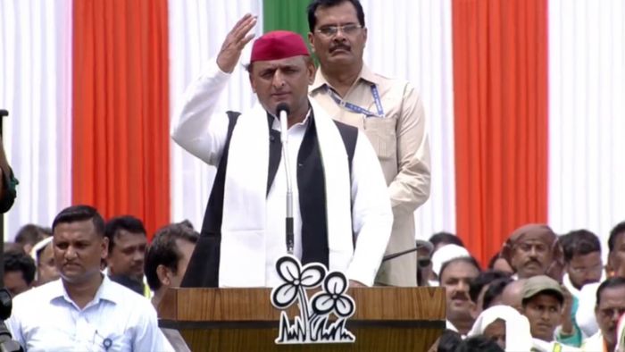 একুশের মঞ্চে মমতার প্রশংসায় পঞ্চমুখ অখিলেশ