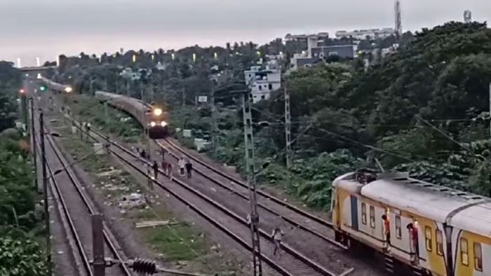 ওড়িশায় একই লাইনে চলে এলে চারটি ট্রেন, ভিডিও সামনে আসতেই আতঙ্ক ছড়িয়ে পড়ে
