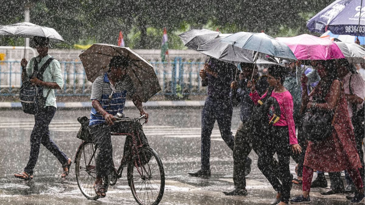 নিম্নচাপে উত্তাল সাগর, মৎসজীবীদের সতর্কতা, কলকাতা-সহ ১৫ জেলায় বৃষ্টি নিম্নচাপে উত্তাল সাগর, মৎসজীবীদের সতর্কতা, কলকাতা-সহ ১৫ জেলায় বৃষ্টি