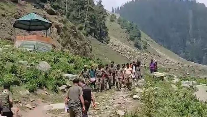 জম্মু ও কাশ্মীরে খাদে পড়ল গাড়়ি।