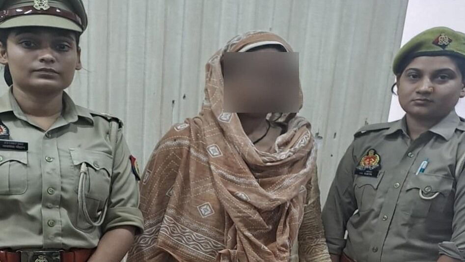 একতরফা প্রেম! পছন্দের পুরুষের বিয়ে ঠিক হতেই অ্যাসিড ছুড়লেন ৩ বাচ্চার মা