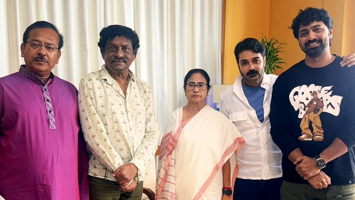 নবান্নে মমতার সঙ্গে অরূপ, গৌতম, প্রসেনজিৎ, দেব (ছবি: ট্যুইটার)