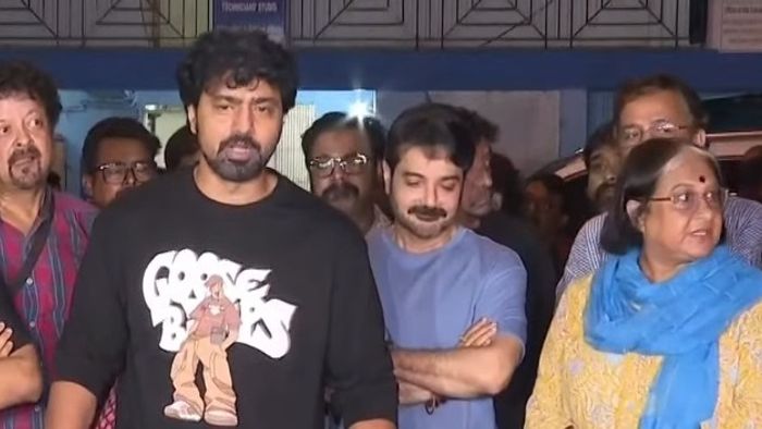 সাংবাদিক বৈঠকে দেব, প্রসেনজিৎ-সহ অন্যরা।