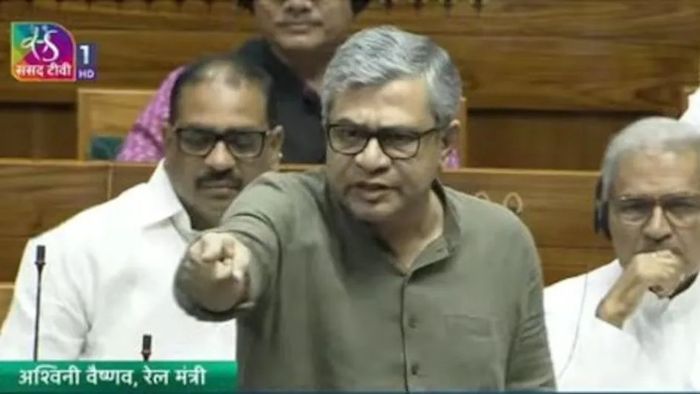 'শুধু Reel বানাই না...' সংসদে কংগ্রেসের উপর যখন চটলেন রেলমন্ত্রী