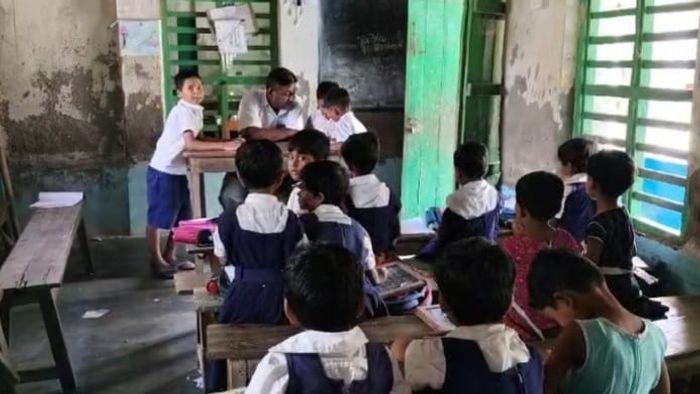স্কুলে না এসে হাজিরায় সই, ডামি শিক্ষিকা দিয়ে ক্লাস, শো-কজ তৃণমূল শিক্ষক নেতা