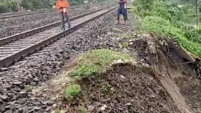 চুঁচুড়া-চন্দননগরের মাঝে রেললাইনের পাশে ধস, ট্রেন সার্ভিসের কী খবর?