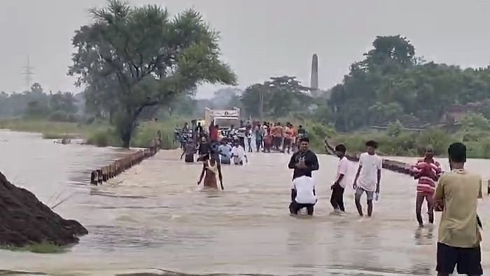 টুমনি নদীর জলে তলিয়ে ডুবে গেছে শিবপুরের ভাসাপুল। ভিডিও থেকে নেওয়া ছবি