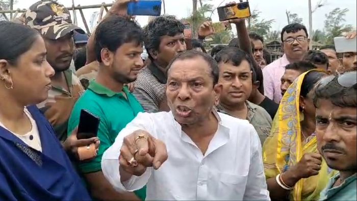 সরকারি আধিকারিকের সঙ্গে তর্কে অখিল গিরি। ছবি-ভিডিও থেকে