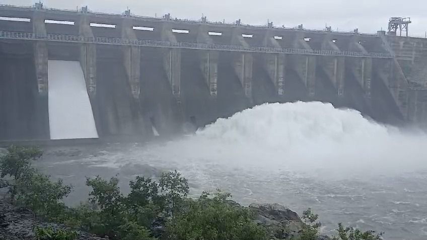 ডিভিসি থেকে জল ছাড়া হচ্ছে। ফাইল ছবি
