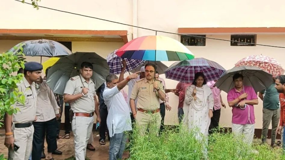 বাড়ি ফেরত ছাত্রদের উপর ভেঙে পড়ল দেওয়াল, একই পরিবারের ৩ জন সহ ৪ জনের মৃত্যু