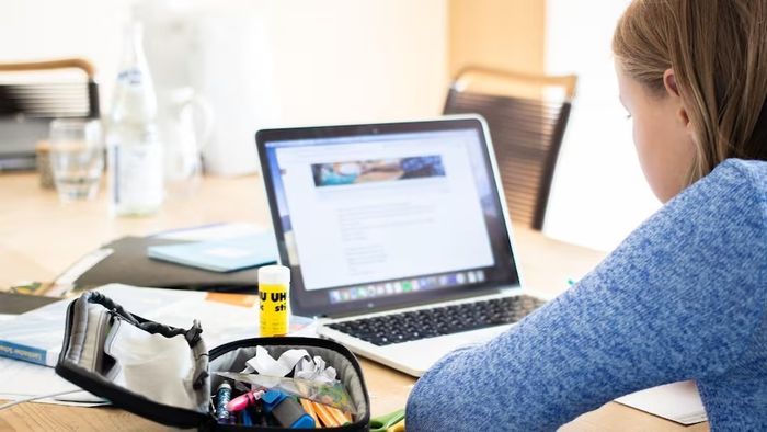 আপনার শিশুও কি মোবাইলে আসক্ত? তাহলে আপনার জন্যই জাতিপুঞ্জের এই সতর্কবার্তা