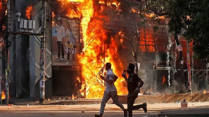 হিংসার আগুনে জ্বলছে বাংলাদেশ। ফাইল ছবি
