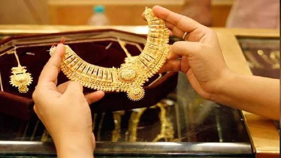 আচমকা আজ সন্ধেয় ব্যাপক কমে গেল সোনার দাম, লেটেস্ট রেট কত? আচমকা আজ সন্ধেয় ব্যাপক কমে গেল সোনার দাম, লেটেস্ট রেট কত?