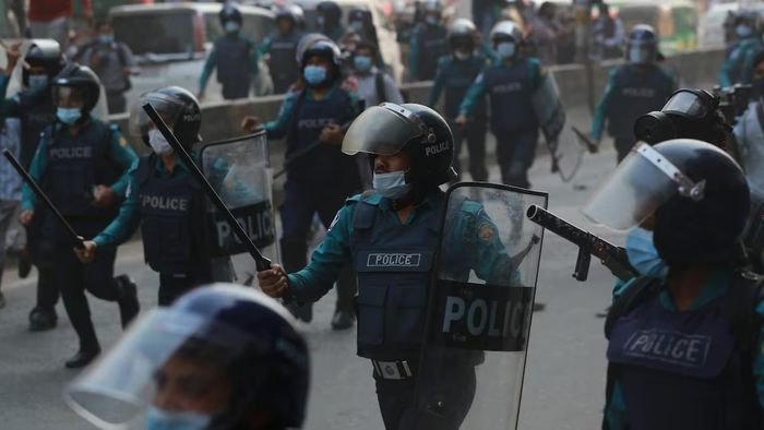 মুখ্য বিচারপতির ভবনেও ঢুকল আন্দোলনকারীরা, যথেচ্ছ লুঠপাটের অভিযোগ