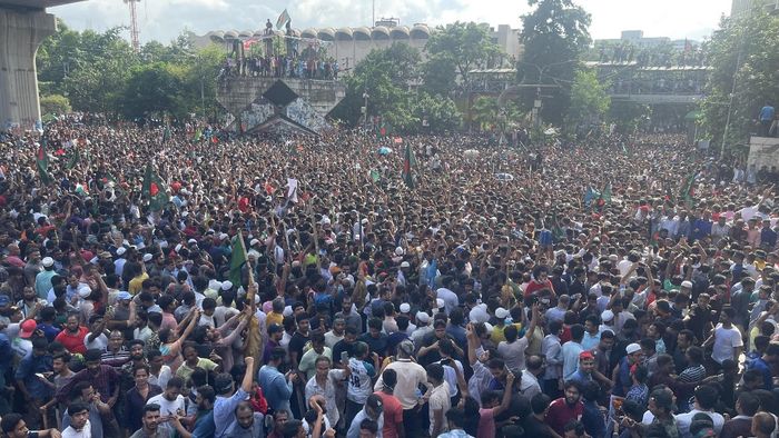 বাংলাদেশে গত কয়েক দিনের রাজনৈতিক অস্থিরতার পর এবার অন্তর্বর্তী সরকার গঠন হতে যাচ্ছে