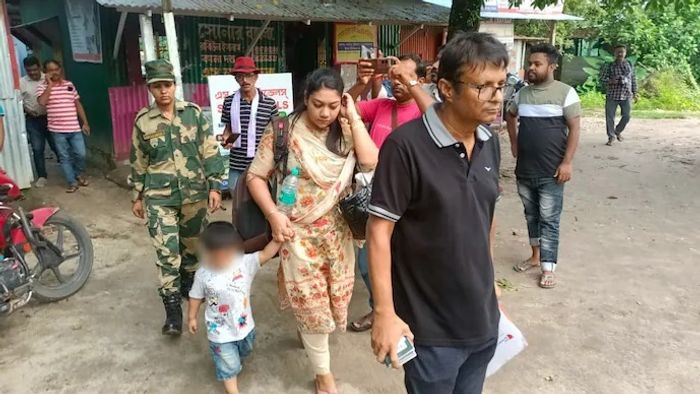 আটক বাংলাদেশি দম্পতি।