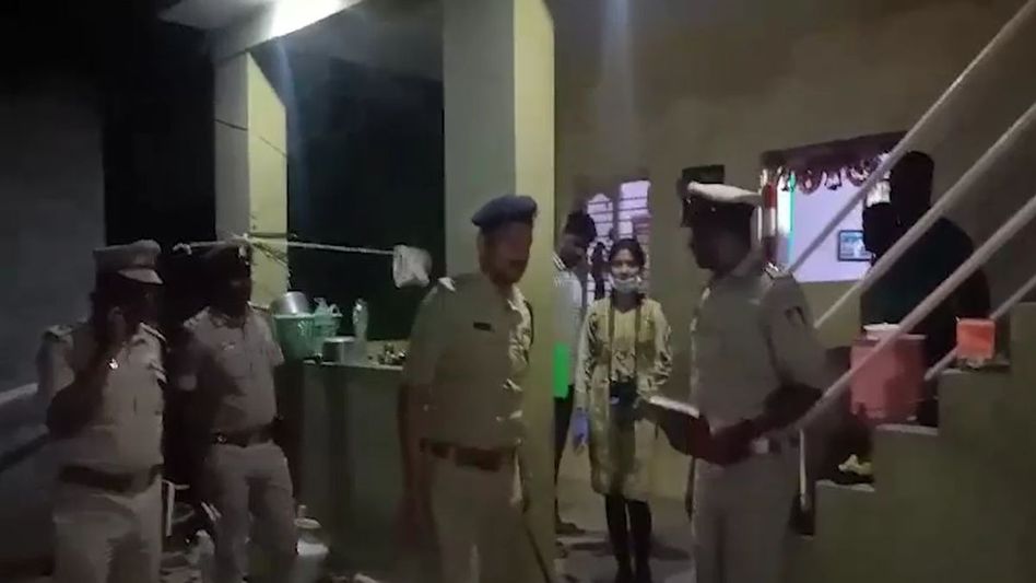 ধুমধাম করে হল লাভ ম্যারেজ, কয়েক ঘণ্টা পরেই স্ত্রীকে কুপিয়ে খুন, আত্মঘাতী স্বামীও ধুমধাম করে হল লাভ ম্যারেজ, কয়েক ঘণ্টা পরেই স্ত্রীকে কুপিয়ে খুন, আত্মঘাতী স্বামীও