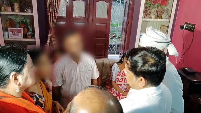 নির্যাতিতার পরিবারের সঙ্গে কথা বললেন সুকান্ত মজুমদার। ফাইল ছবি