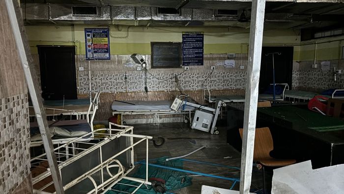 এক জনতা কলকাতায় আরজি কর মেডিকেল কলেজ ও হাসপাতাল ভাংচুর করেছে