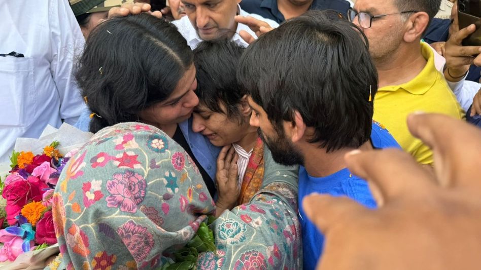 দেশে ফিরেই কান্না ভেঙে পড়লেন ভিনেশ, যা বলে ফেললেন... দেশে ফিরেই কান্না ভেঙে পড়লেন ভিনেশ, যা বলে ফেললেন...