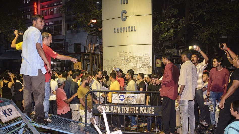 'সেমিনার হলে খুন-ধর্ষণ হয়নি', পাশের ঘর ভাঙায় সন্দেহ চিকিৎসকের বাবার 'সেমিনার হলে খুন-ধর্ষণ হয়নি', পাশের ঘর ভাঙায় সন্দেহ চিকিৎসকের বাবার