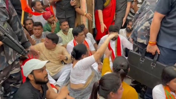 আটক শুভেন্দু-শমীক, BJP-র স্বাস্থ্য ভবন অভিযান ঘিরে তুলকালাম সল্টলেকে