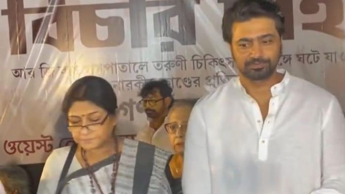 প্রতিবাদ মঞ্চে দেব